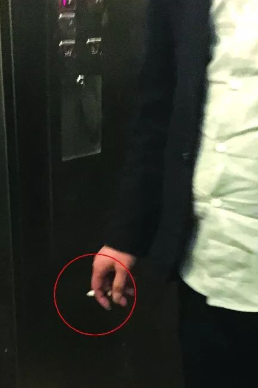 在电梯抽烟的都是些什么人？